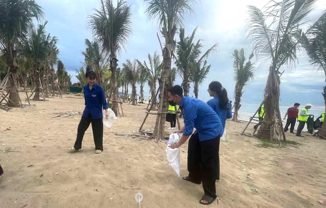 Miembros de la Unión, jóvenes y trabajadores unen fuerzas para recoger basura y limpiar la playa de Cửa Lò. Foto: Unión del barrio de Cửa Lò