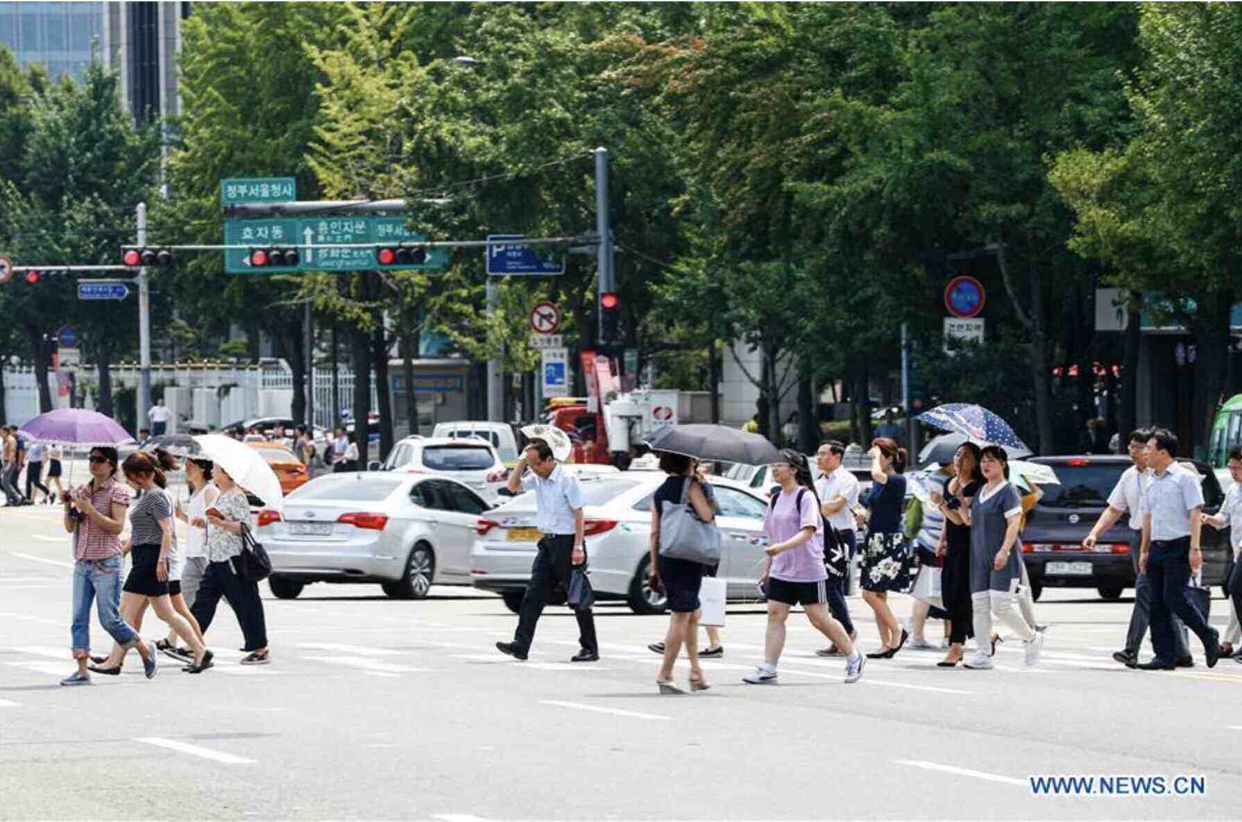 South Koreans take to the streets in the hot sun. Photo: Xinhua