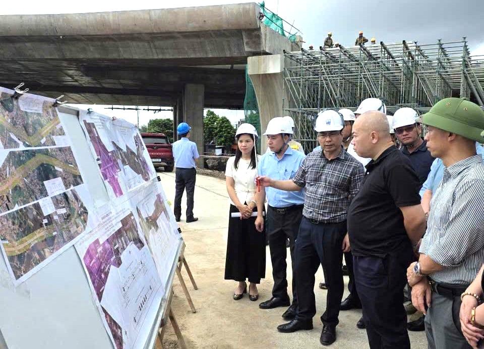 Hai Phong City leaders inspect the actual construction of Ring Road 2 project. Photo: Hung Dao Ward e-Portal - Hai Phong City