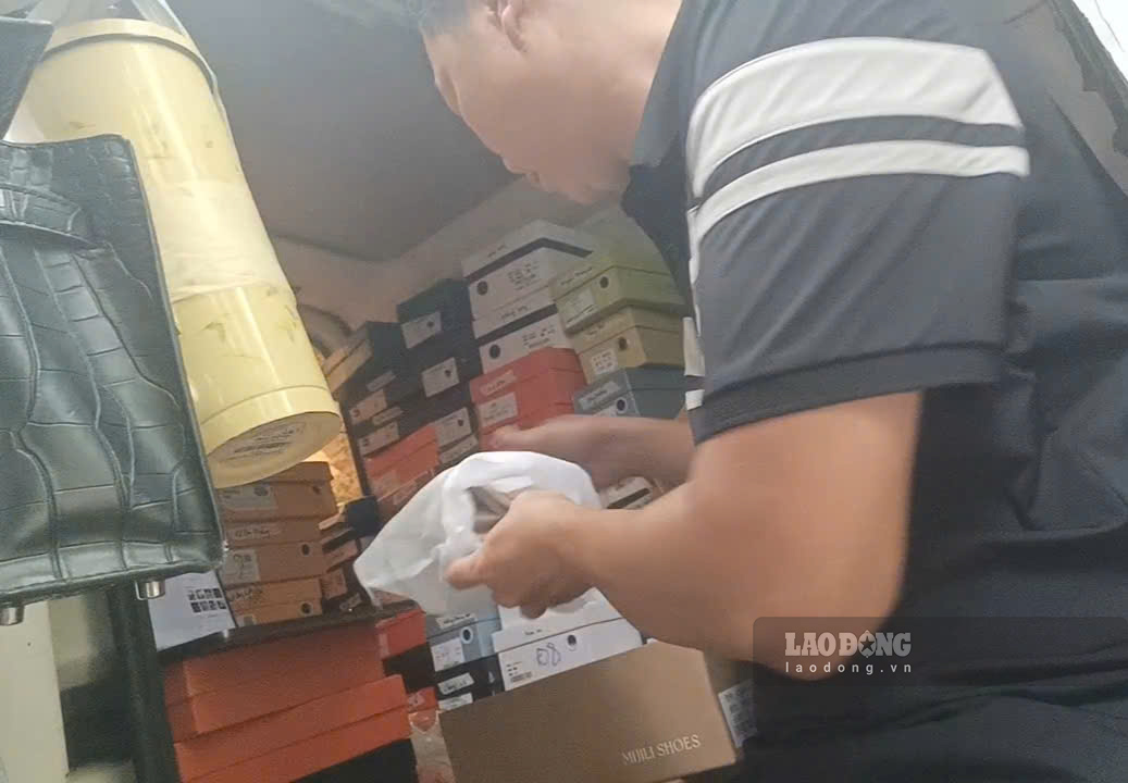 Bên trong xe tải là nhiều thùng carton chứa quần áo, giày dép, túi xách gắn tên, logo của các thương hiệu thời trang nổi tiếng. Ả