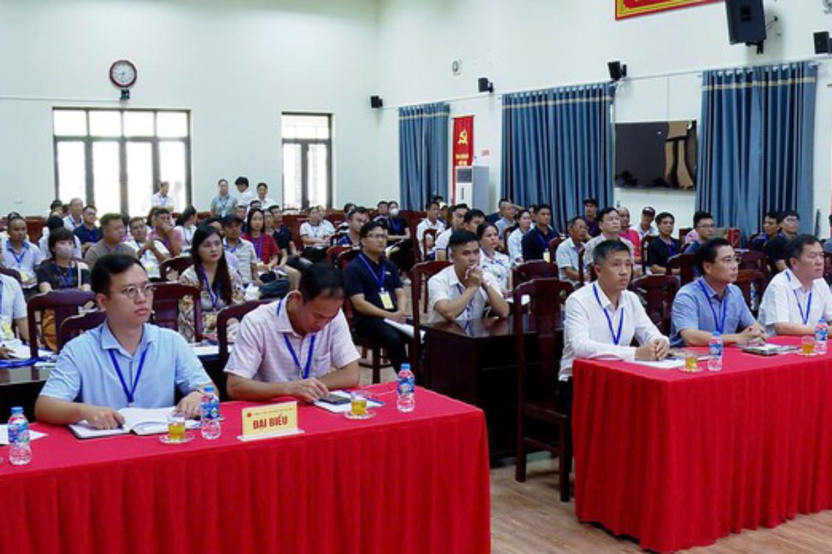 Delegates and customers attend the auction. Photo: Ung Hoa Commune People's Committee