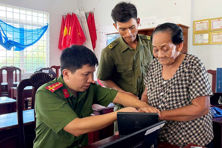 Tổ lưu động công an xã Giang Thành hỗ trợ người dân tiến hành thu nhận sinh trắc. Ảnh: Cổng TTĐT Công an tỉnh An Giang