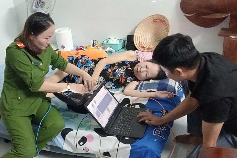The mobile team of Giang Thanh Commune Police supports the collection of ID cards at home for elderly and weak people in the area. Photo: An Giang Provincial Police e-Portal
