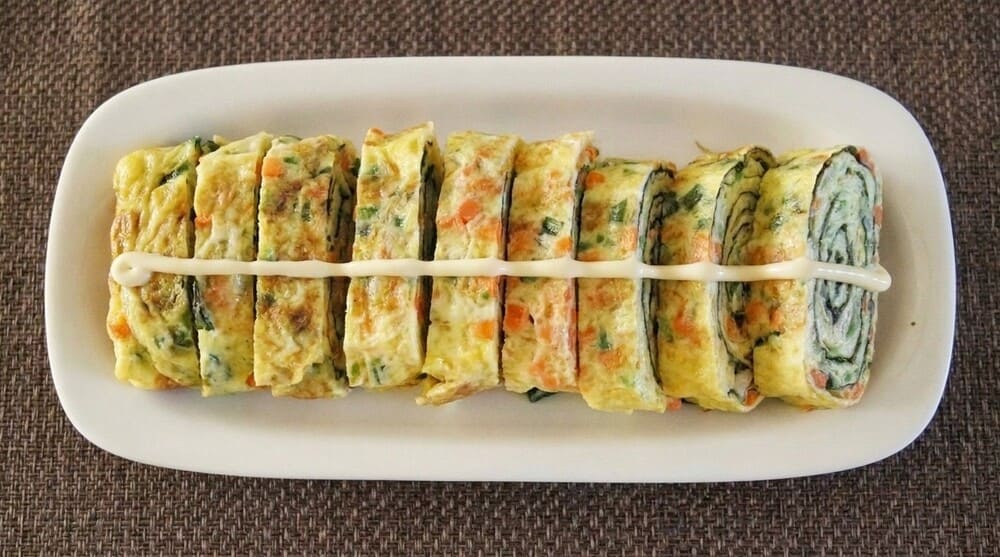 Seaweed egg rolls are a unique dish that helps change the taste of family meals on weekends. Photo: Tuan Dat