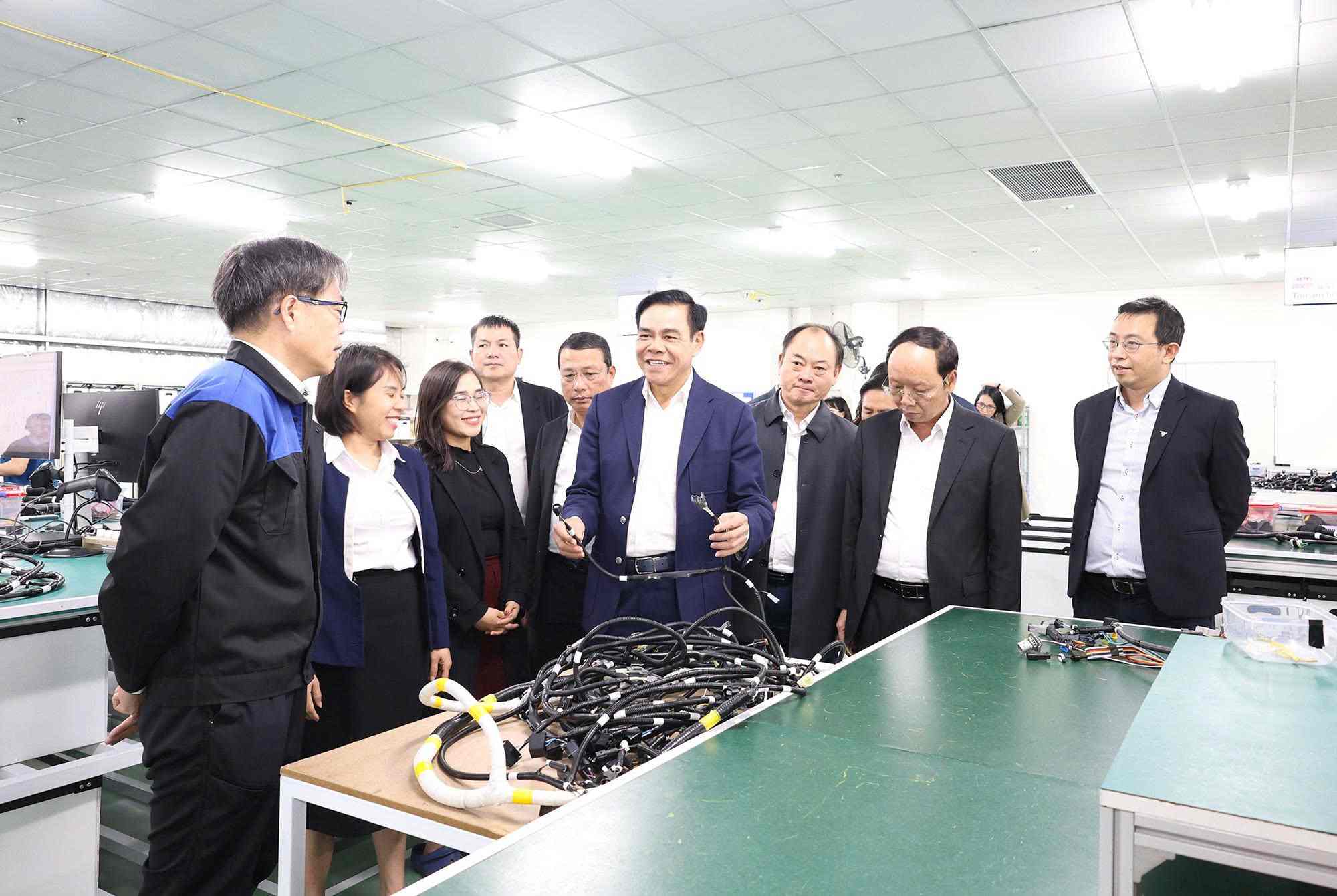 Chairman of Nghe An Provincial People's Committee Vo Trong Hai inspects the production situation at JTEC Nghe An Co., Ltd., VSIP Nghe An Industrial Park. Photo: Nghe An Provincial People's Committee