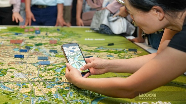 Người dân Hà Nội check quy hoạch tại Bảo tàng Hà Nội. Ảnh: Hữu Chánh