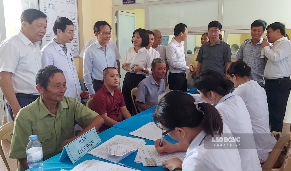 Mr. Hoang Xuan Tan, Vice Chairman of Quang Tri Provincial People's Committee, monitors the team of doctors and physicians examining people's health on the first day of the campaign. Photo: Nguyen Luan