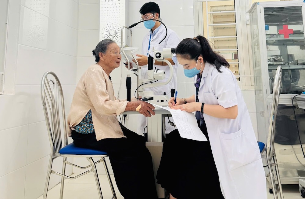 Người dân được khám mắt tại Trạm Y tế xã Cam Hồng. Ảnh: Trạm Y tế xã Cam Hồng