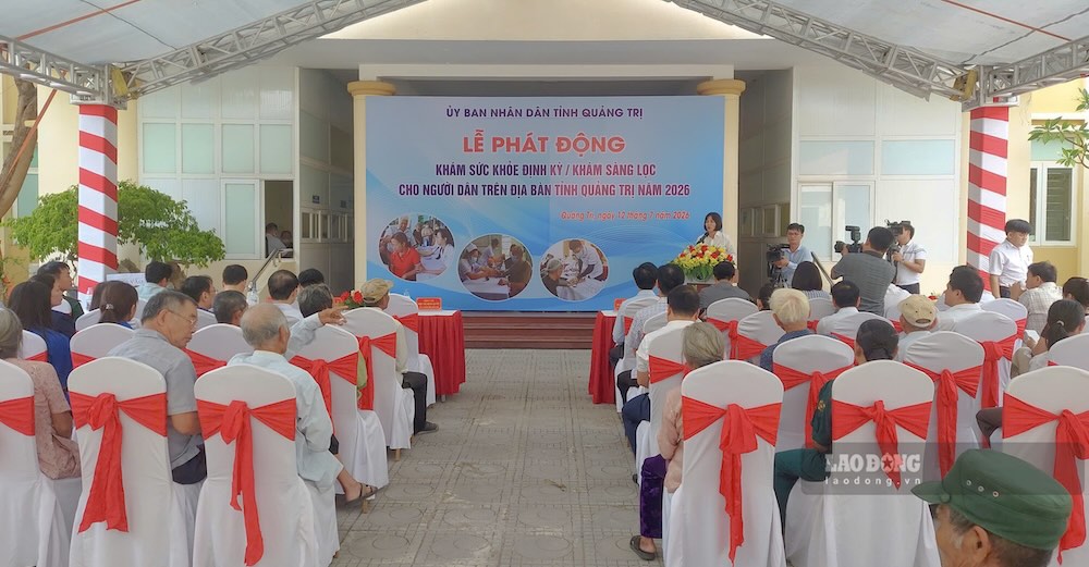 Không khí tại lễ phát động khám sức khỏe định kỳ cho người dân. Ảnh: Nguyễn Luân