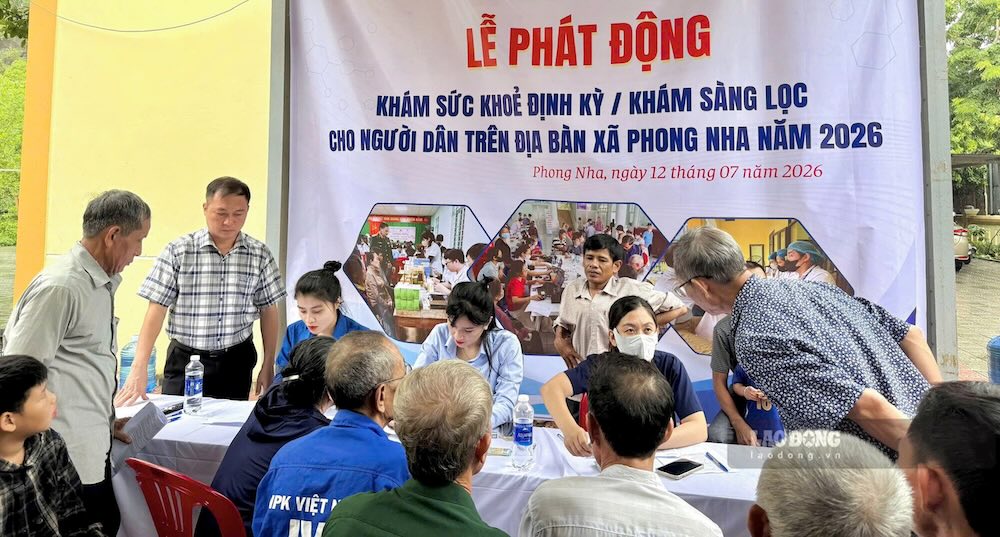 Không khí khám sức khỏe cho người dân tại xã Phong Nha. Ảnh: Nguyễn Luân