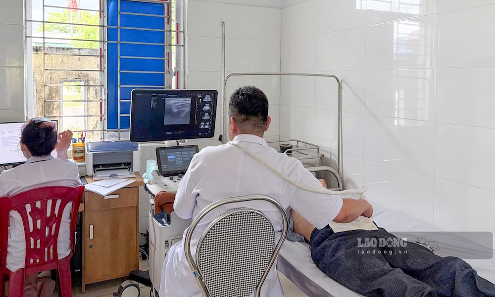 Khám sức khỏe định kì cho người dân tại Trạm Y tế phường Đồng Hới. Ảnh: Nguyễn Luân