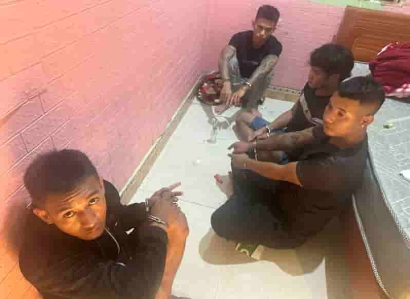 El grupo de sujetos que consumían metanfetamina fue sorprendido in fraganti por la policía de la comuna de Ia Hrung. Foto de la policía de Gia Lai