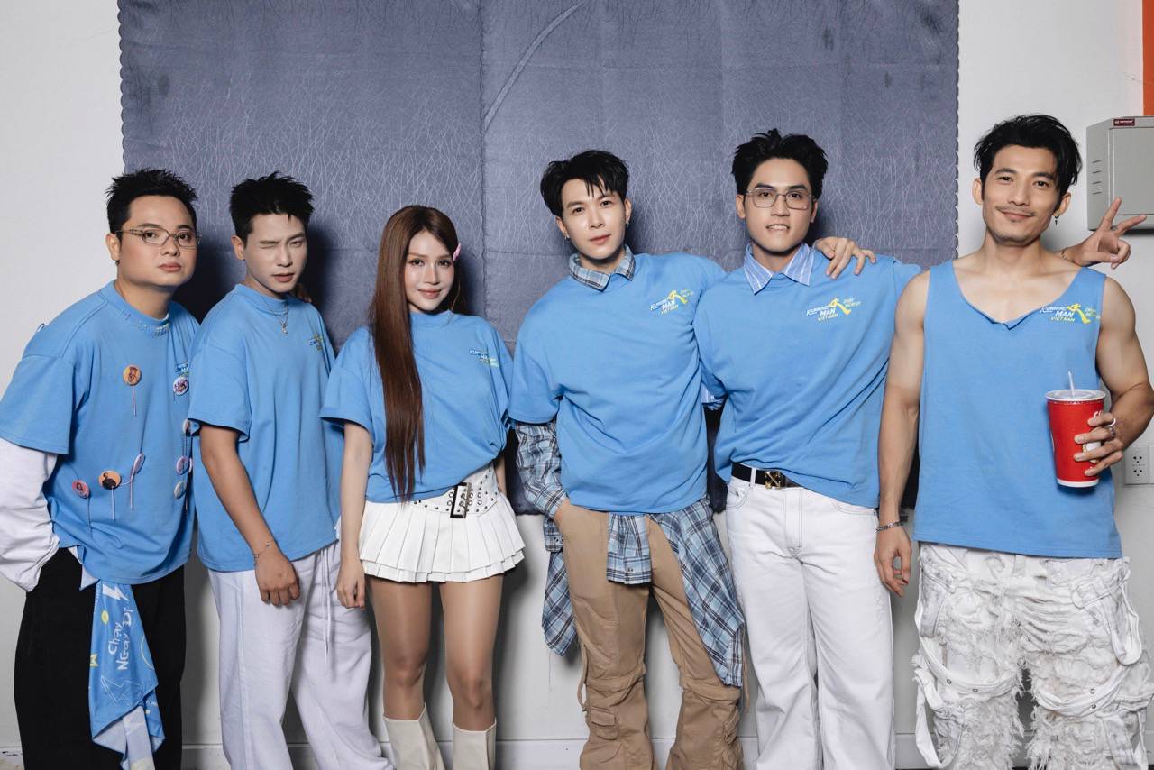 Dàn sao tham gia buổi chiếu đặc biệt của show Running Man Vietnam. Ảnh: Nhà sản xuất Running Man Vietnam.