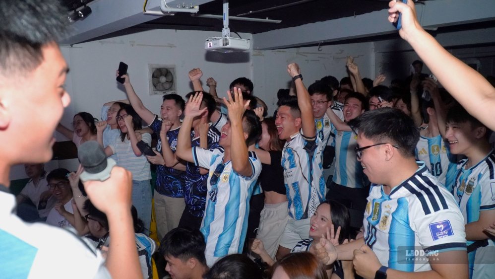 Cảm xúc bùng nổ của người hâm mộ Việt Nam sau 120 phút đầy kịch tính giữa Argentina và Thụy Sĩ. Ảnh: Minh Vũ