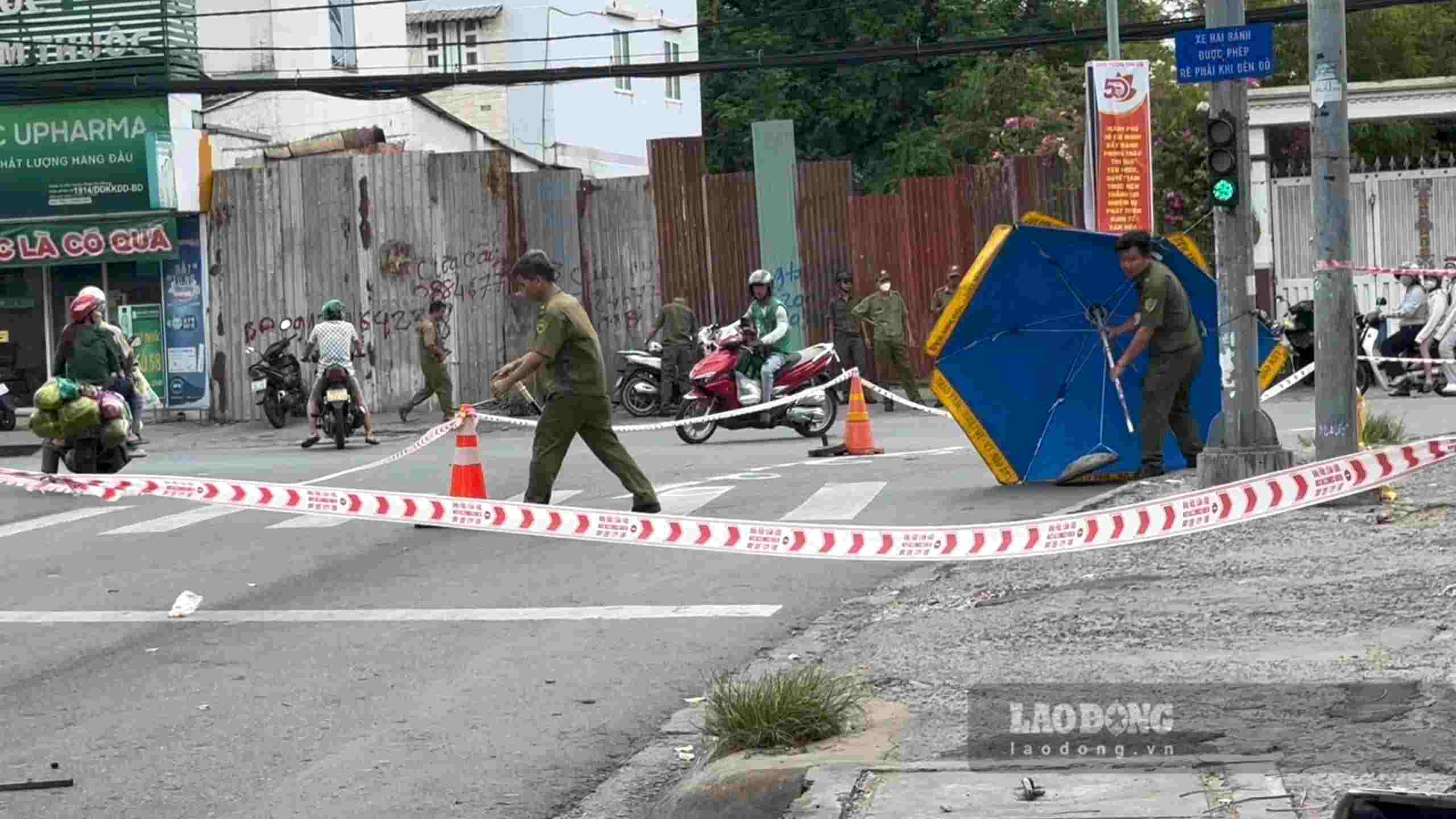 Scene of a man stabbed to death on a provincial road in Ho Chi Minh City. Photo: Dinh Trong