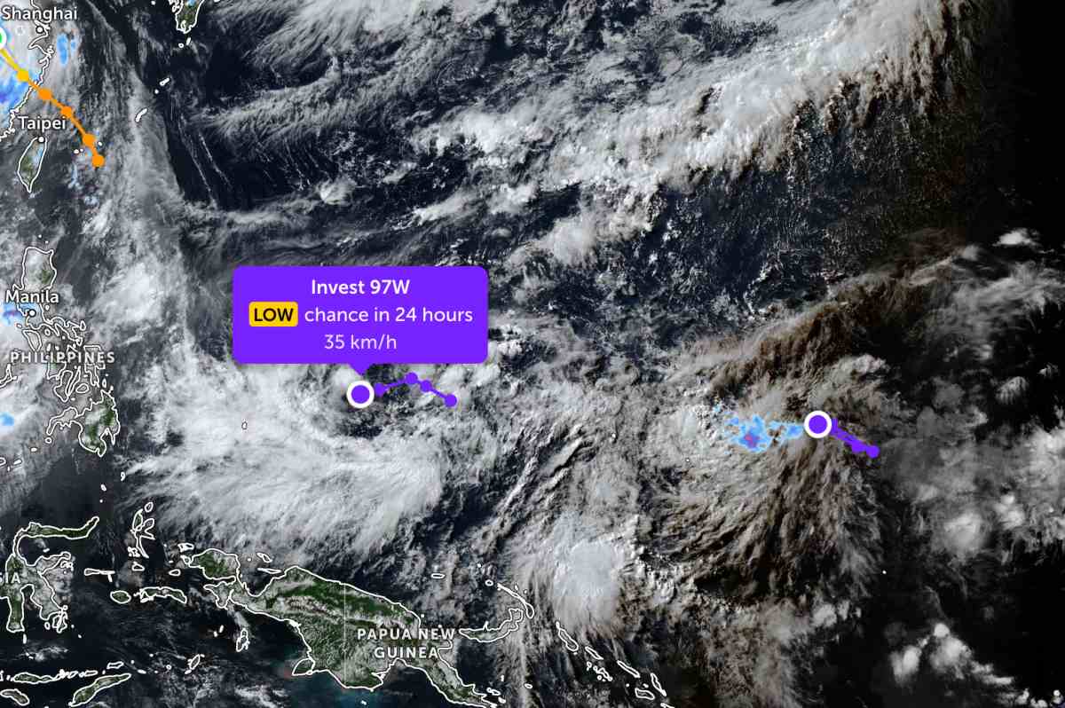 Update on the location of two low pressure areas near the East Sea. Photo: JTWC