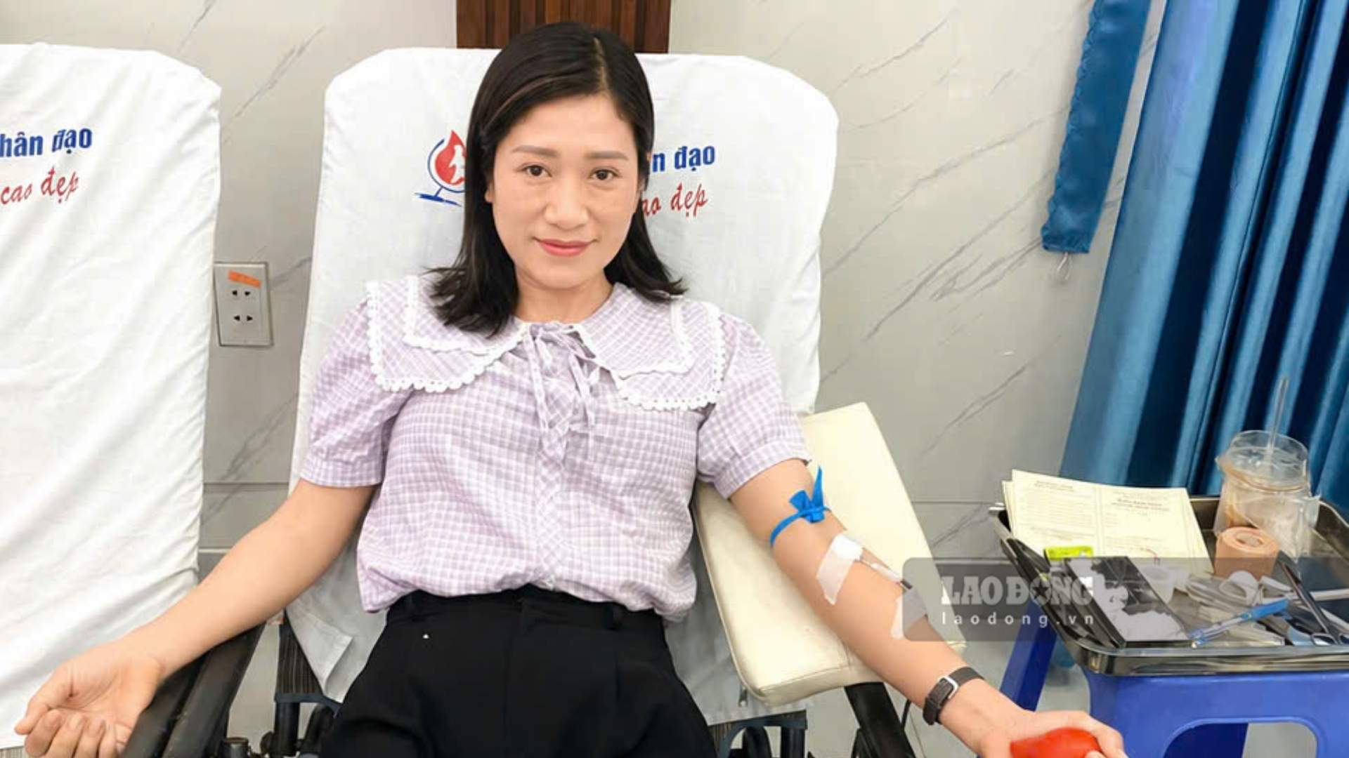 Ms. Phi Thi Net - Vice Principal of Duy Tan Primary School, has donated blood 17 times. Photo: Nguyen Linh