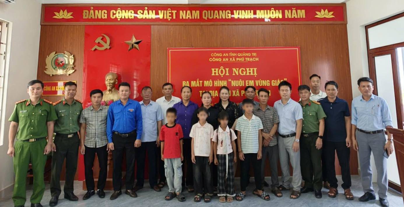Phu Trach Commune Police awarded 66 million VND to support 4 students belonging to the "Raising children in religious areas" model. Photo: Quang Tri Provincial Police