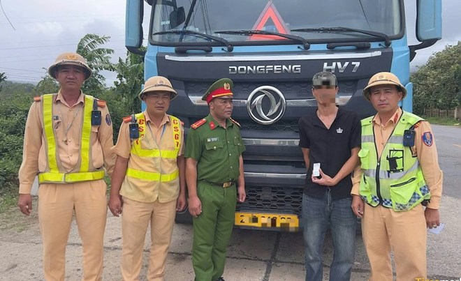 Lực lượng chức năng phát hiện tài xế tàng trữ ma túy trong xe. Ảnh: Trạm CSGT Đakrông