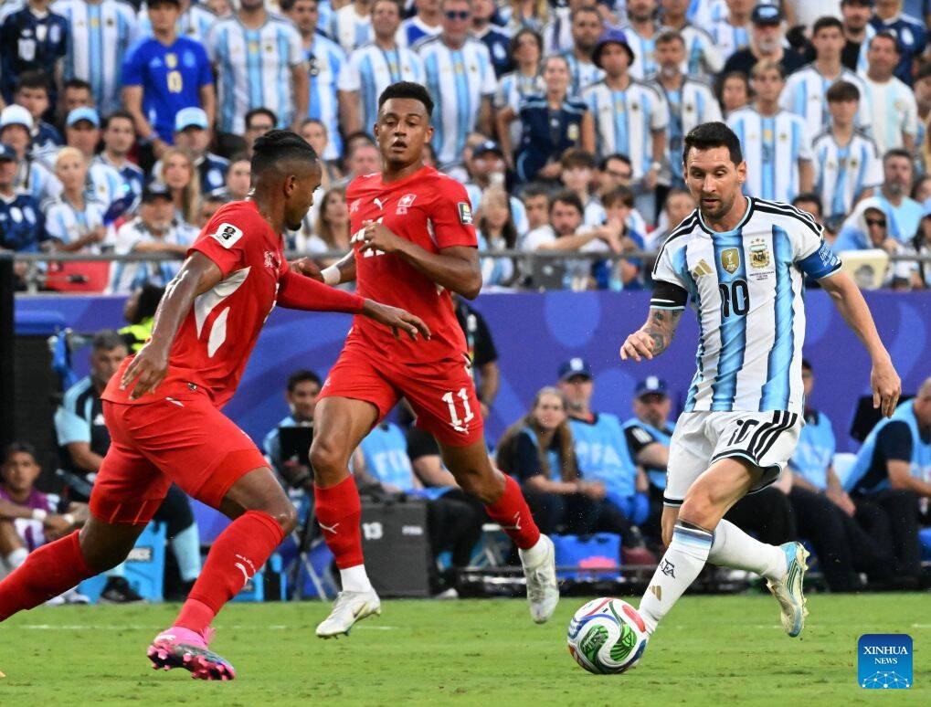 Messi không có nhiều không gian để chơi bóng. Ảnh: Xinhua
