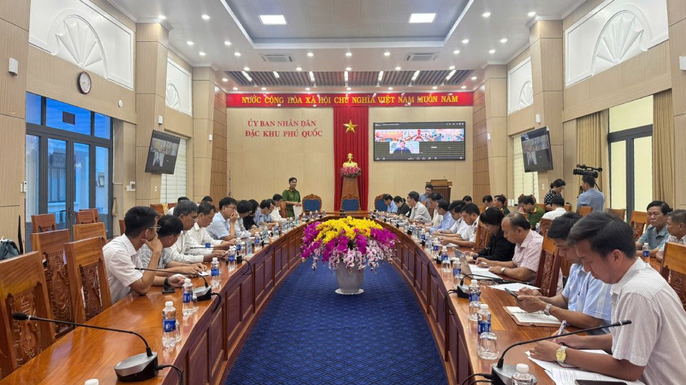 Chủ tịch UBND tỉnh An Giang Hồ Văn Mừng đã chủ trì cuộc họp với lãnh đạo các Sở, ban, ngành tỉnh và lãnh đạo đặc khu Phú Quốc, cùng dự có bà Lê Thị Thu Hằng - Thứ trưởng Bộ Ngoại giao và ông Nguyễn Xuân Sang -Thứ trưởng Bộ Xây dựng. Ảnh: Hoàng Dung