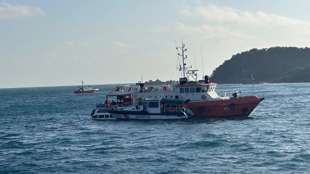 Forces have been mobilized to support rescue and overcome the consequences of the canoe capsizing in Phu Quoc. Photo: Quang Vinh/ Coast Guard Region 4 Command