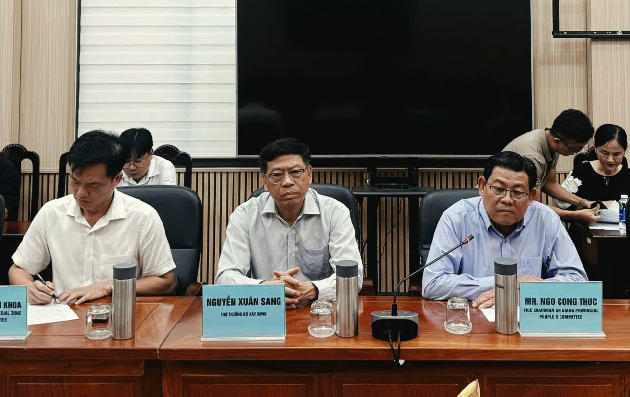 Thứ trưởng Bộ Xây Dựng Nguyễn Xuân Sang tham dự cuộc họp. Ảnh: Bộ Xây dựng