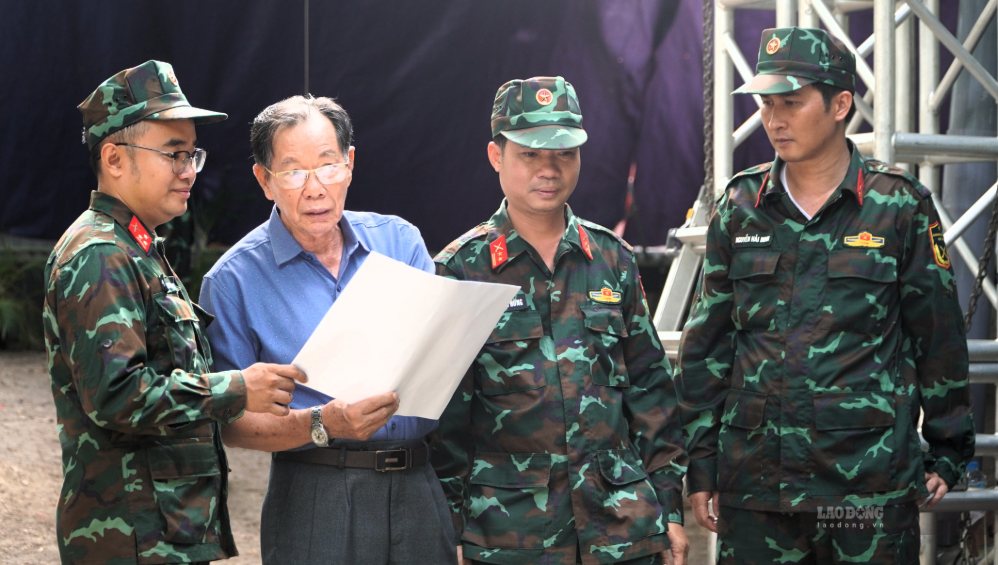 Tuổi ngoài 80, ông vẫn miệt mài đến Công viên Lê Thị Riêng cùng đồng đội phân loại hài cốt liệt sĩ.