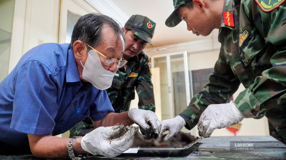 Bác sĩ Trần Văn Bản cẩn thận phân loại, sắp xếp từng phần hài cốt của đồng đội tại khu vực Công viên Lê Thị Riêng trước khi đưa các anh về an nghỉ tại nghĩa trang quê nhà.