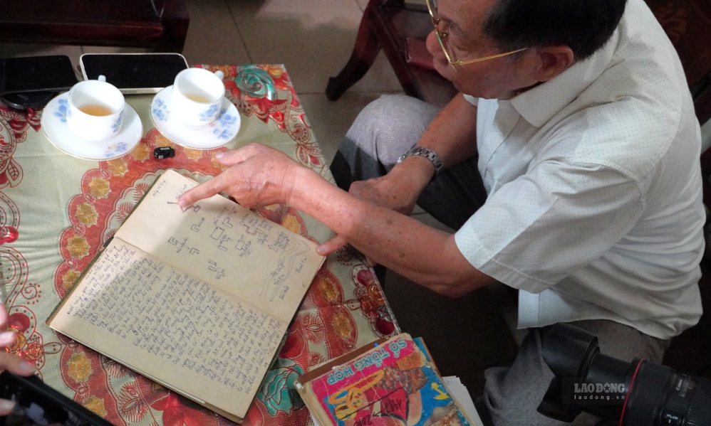 Gia tài quý giá nhất ở tuổi xế chiều của bác sĩ Trần Văn Bản là những cuốn sổ tay sờn cũ, ghi chép tỉ mỉ về quá trình tìm hài cốt liệt sĩ và hàng trăm sơ đồ ... tự vẽ trong suốt hơn 40 năm ròng rã bám rừng tìm đồng đội.