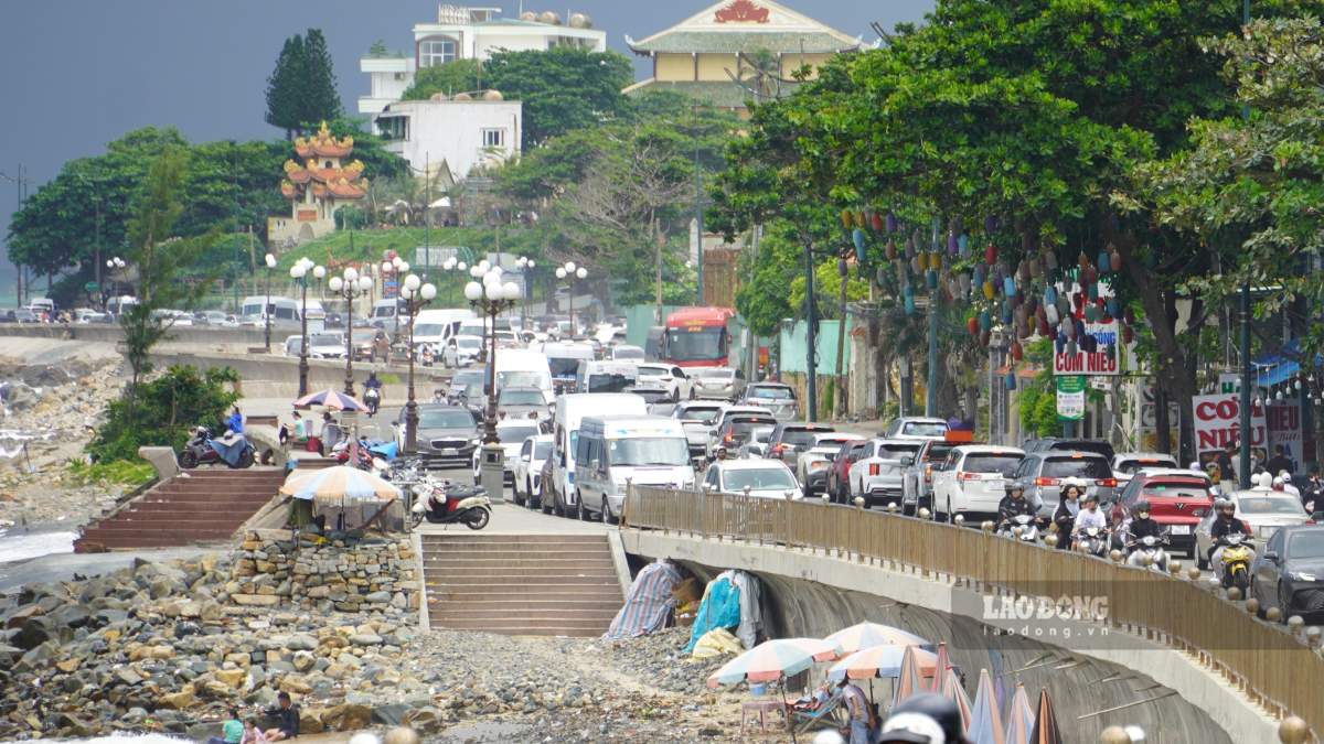 Đông phương tiện lưu thông chậm trên tuyến đường ven biển Hạ Long trưa 12.7. Ảnh: Thành An