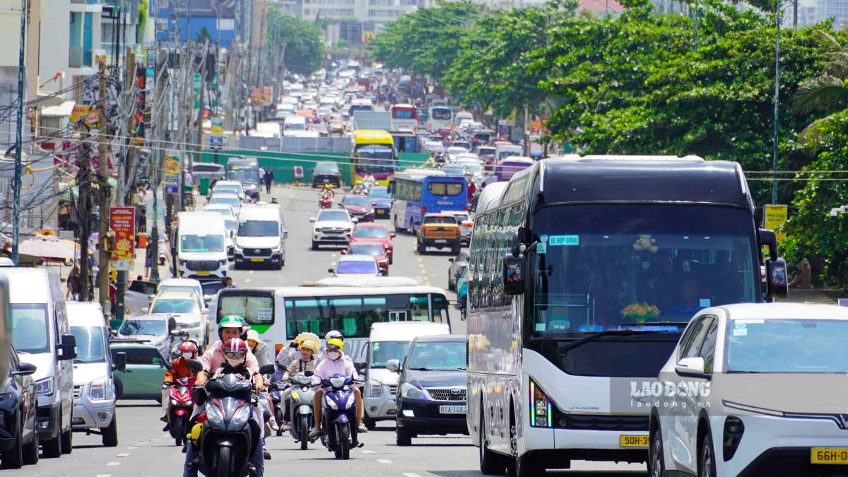 Circulation dense sur la rue Thuy Van (Vung Tau) le 12. 7. Photo: Thanh An