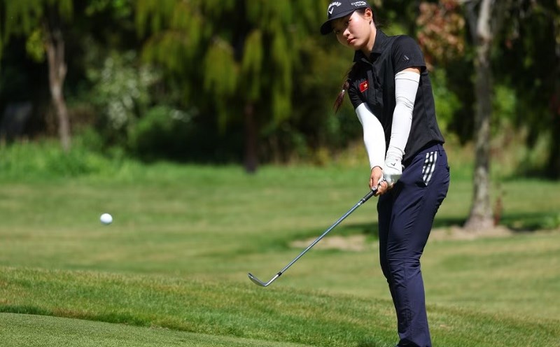 Golfer Le Chuc An receives a ticket to participate in ASIAD 20 this year. Photo: VGA