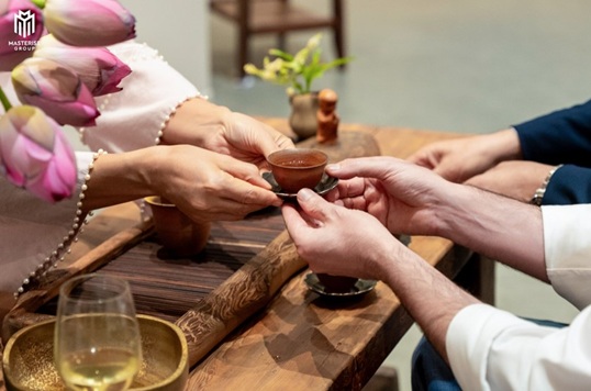 Khách mời trải nghiệm không gian nghệ thuật. Ảnh: Masterise Group