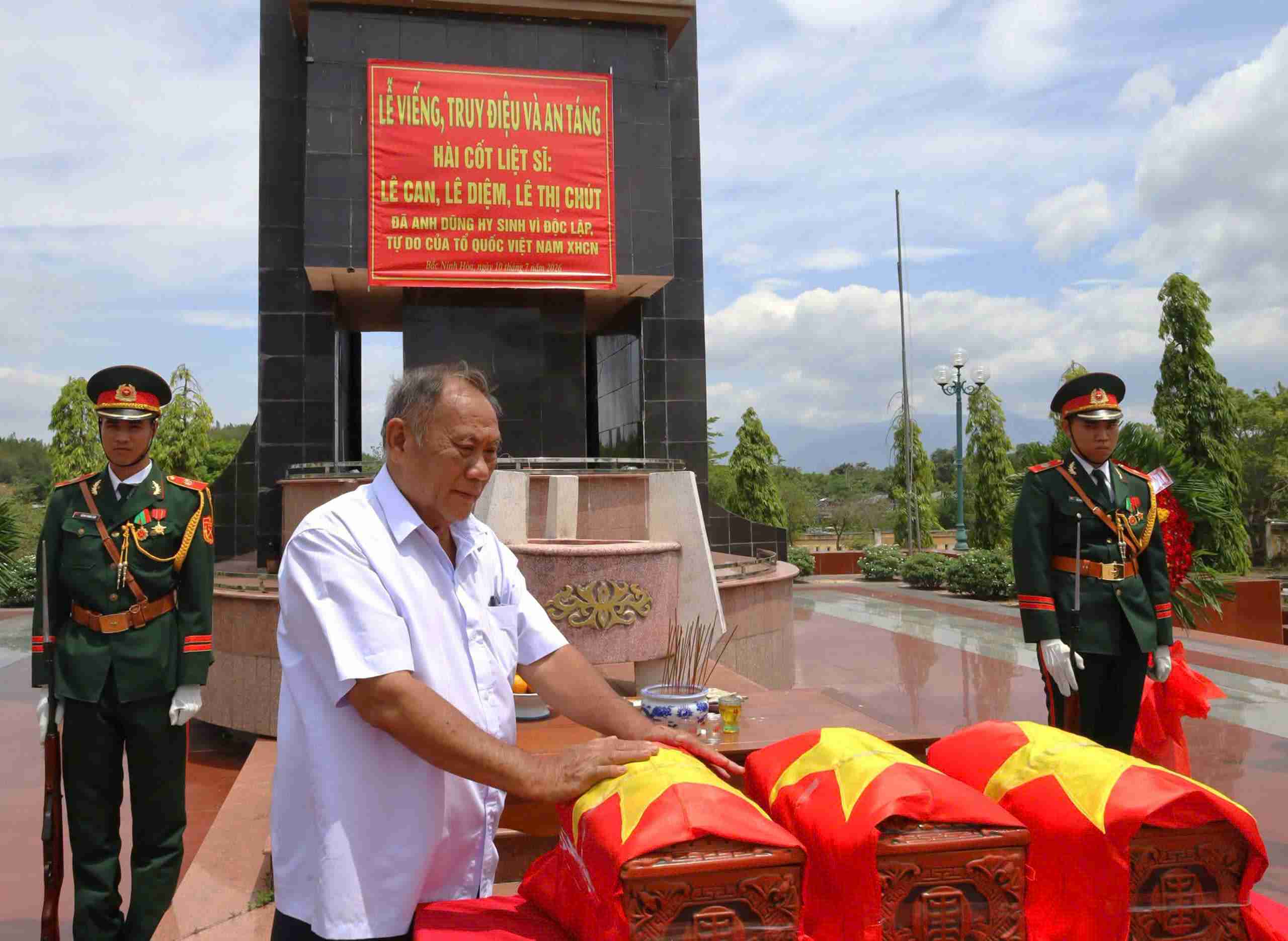 Functional agencies have just organized the exhumation and repatriation of 3 martyrs' remains to Ninh Hoa - Van Ninh Martyrs' Cemetery. Photo: Khanh Hoa Provincial Military Command
