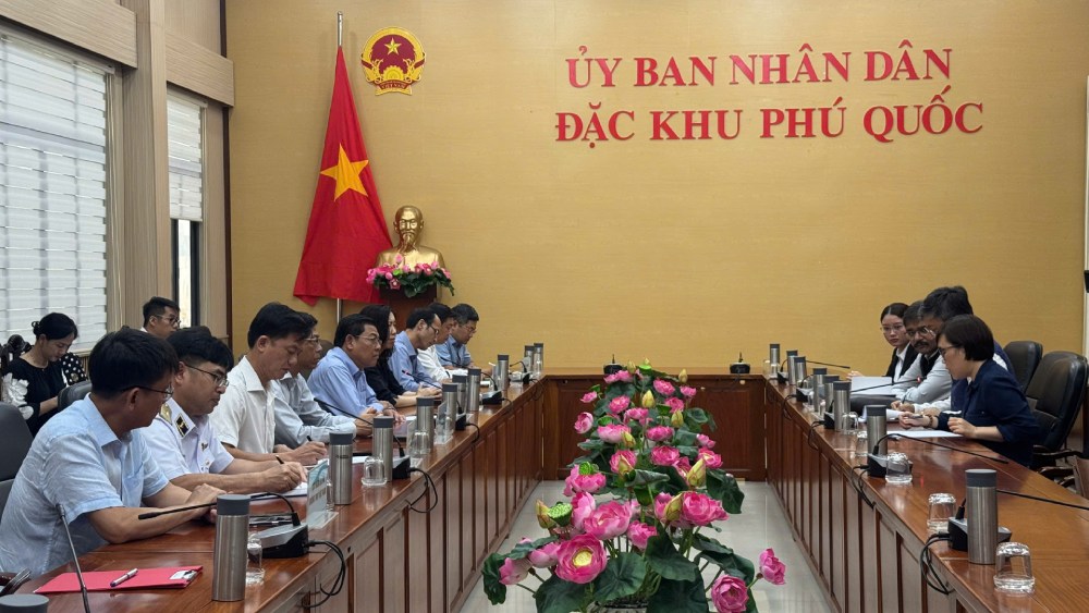 La réunion visait à coopérer d'urgence pour surmonter les conséquences du naufrage du canot dans la zone spéciale de Phu Quoc. Photo: Hoang Dung