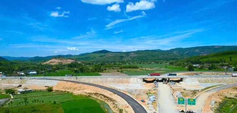 Duc Pho intersection on the Quang Ngai - Hoai Nhon expressway is being accelerated in construction progress. Photo: Hong Hoa