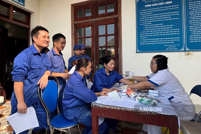 Chương trình xét nghiệm sàng lọc, tư vấn sức khỏe góp phần chăm lo, bảo vệ quyền lợi và nâng cao chất lượng đời sống đoàn viên, người lao động. Ảnh: Đinh Đại