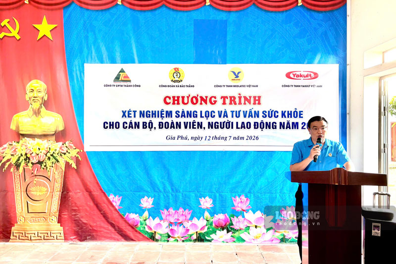 Chủ tịch Công đoàn xã Bảo Thắng Nguyễn Thanh Bình phát biểu tại buổi khám sức khỏe. Ảnh: Đinh Đại