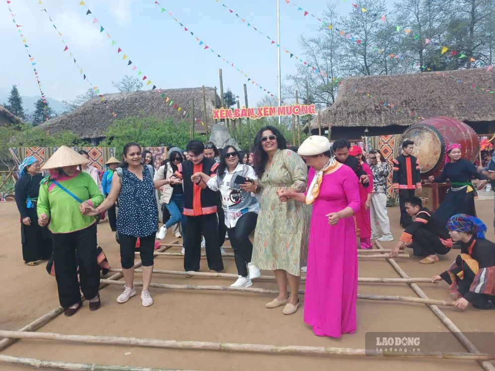Khách quốc tế trải nghiệm văn hóa các dân tộc của Tây Bắc. Ảnh: Bảo Nguyên