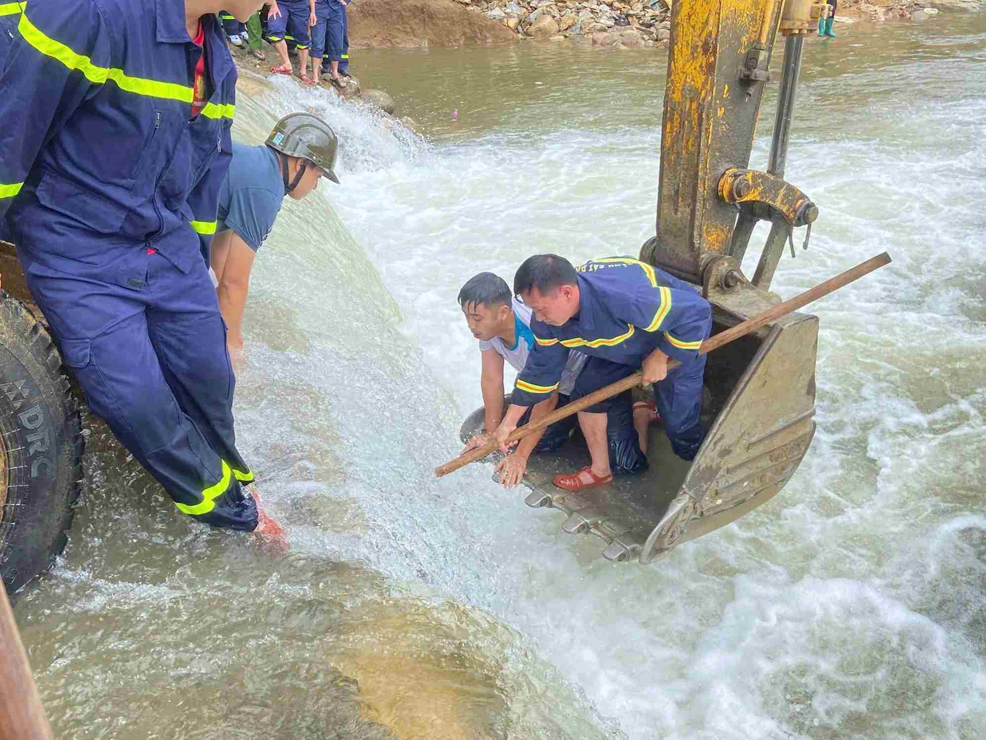 Las fuerzas funcionales buscan a la víctima junto con la motocicleta arrastrada por el agua. Foto: Policía de Lai Chau