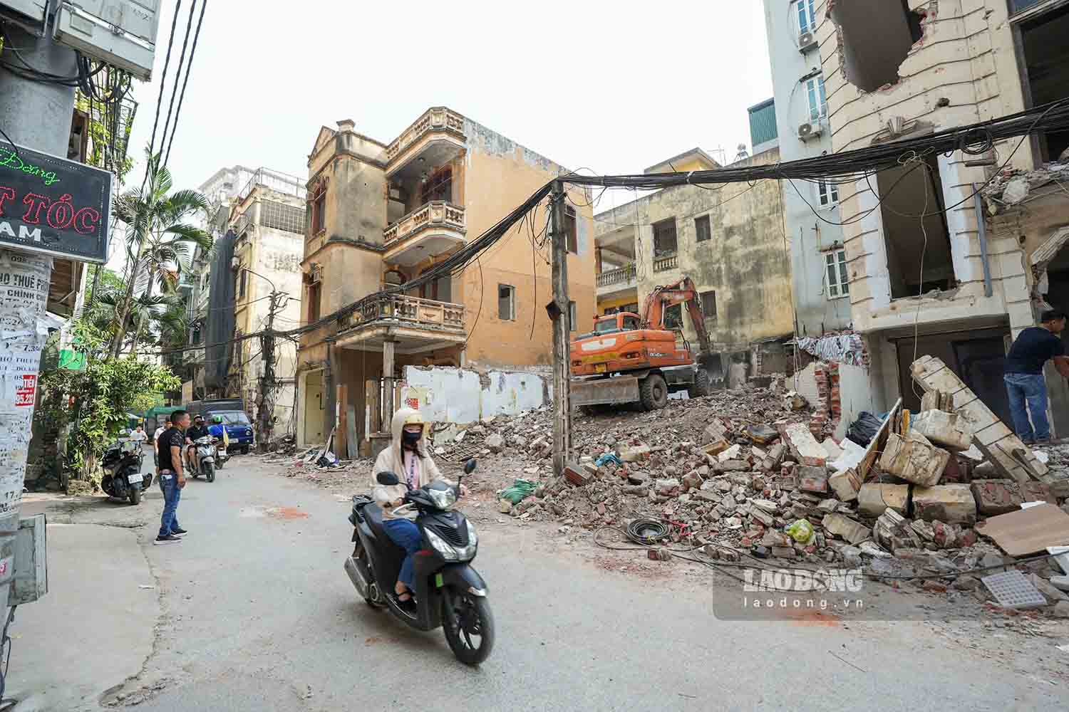 Cau Giay Ward (Hanoi) is urgently clearing ground to implement the project to expand alley 381 Nguyen Khang. Photo: Song Huu