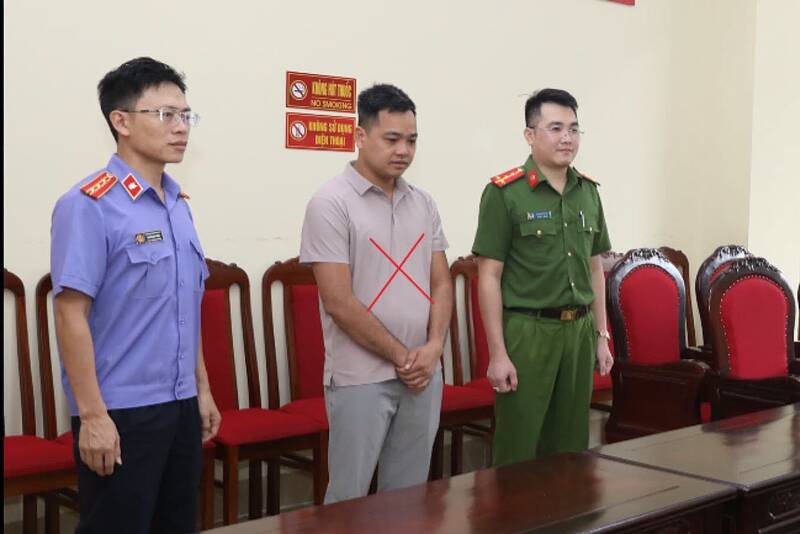 Đối tượng Nguyễn Mạnh Cường (đánh dấu X) bị Công an tỉnh Sơn La khởi tố về tội sản xuất, kinh doanh hàng giả nhãn hiệu Owen. Ảnh: Công an tỉnh Sơn La