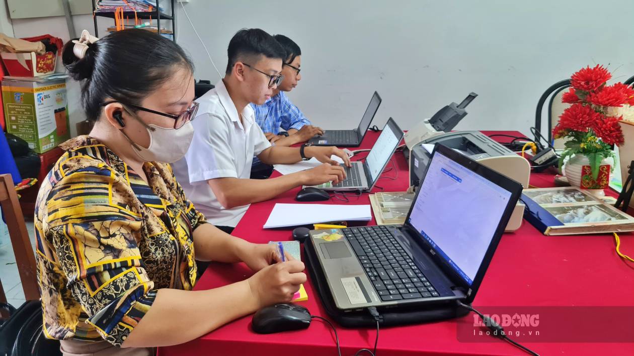 Tổ giải quyết thủ tục hành chính lưu động phường Vĩnh Trạch, Cà Mau xuống khóm giải quyết thủ tục hành chính cho người dân. Ảnh: Nhật Hồ.