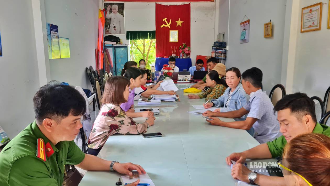 Le quartier de Vinh Trach, Ca Mau, se rend dans les zones résidentielles pour résoudre les procédures administratives pour les habitants. Photo: Nhat Ho.