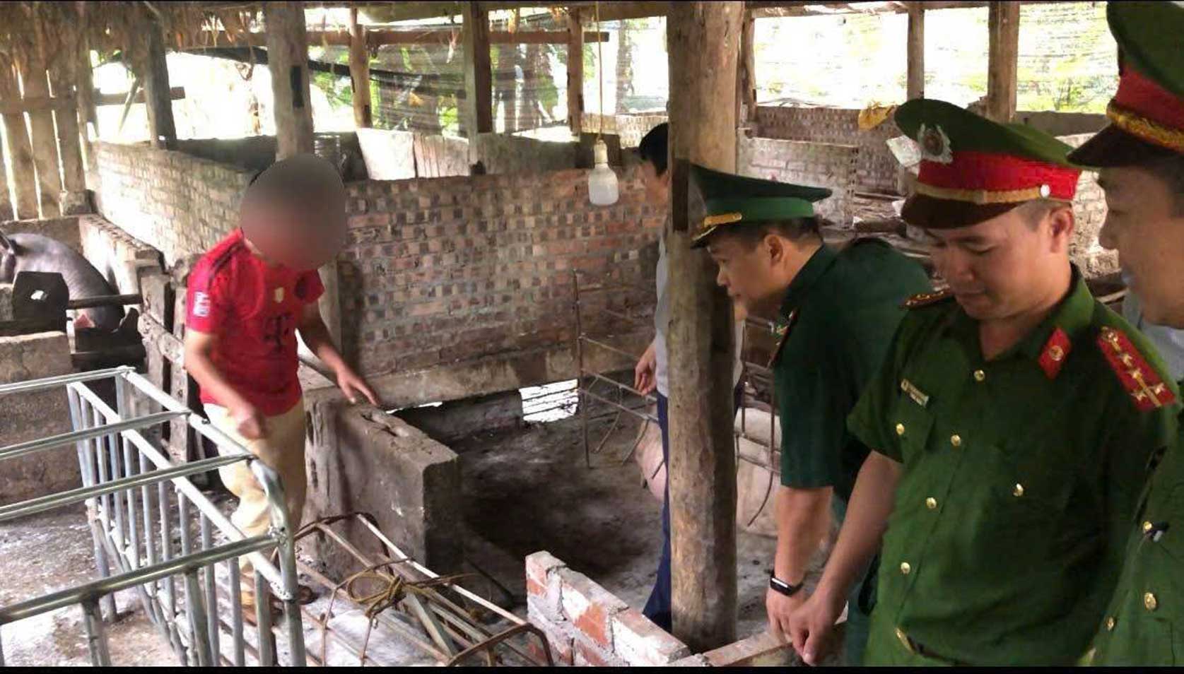 Công an xã Lũng Nặm phối hợp với Đồn Biên phòng xã Lũng Nặm trao tặng 1 con lợn nái giống hỗ trợ sinh kế cho anh L.V.T., trú tại xóm Lũng Hóng. Ảnh: Công an Cao Bằng