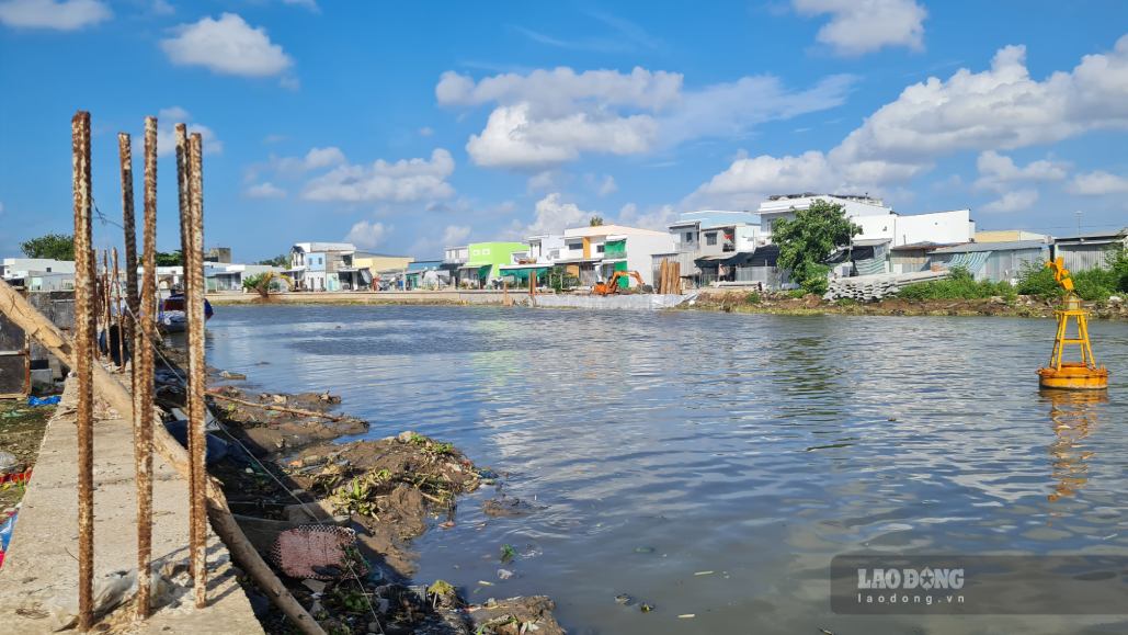 Urgently build embankments to prevent landslides in Bac Lieu and Ca Mau. Photo: Nhat Ho.