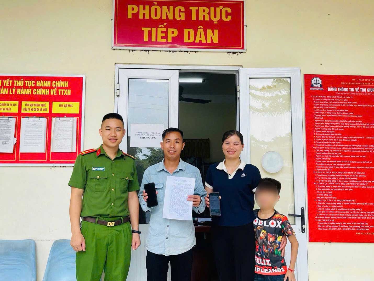 Muong Thang Commune Police support Mr. Bui Van Dung to receive the wrongly transferred money back. Photo: Phu Tho Police
