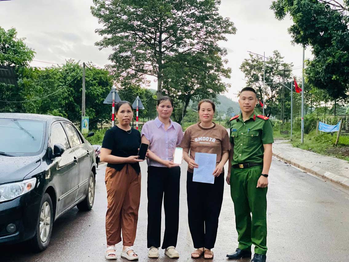 Công an xã Mường Thàng kịp thời hỗ trợ trao trả tiền chuyển khoản nhầm cho công dân. Ảnh: Công an Cao Bằng