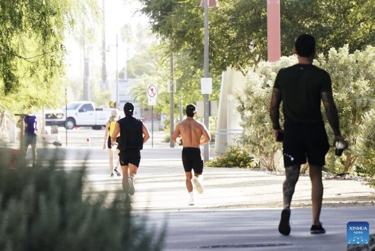 People on the streets of Phoenix, Arizona, USA on July 9 in hot weather. Photo: Xinhua